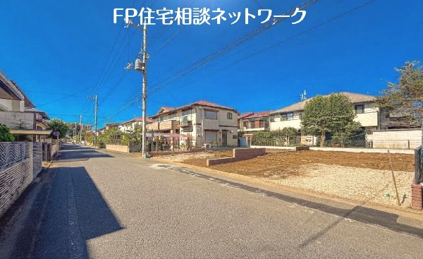外観:前面道路含む現地写真