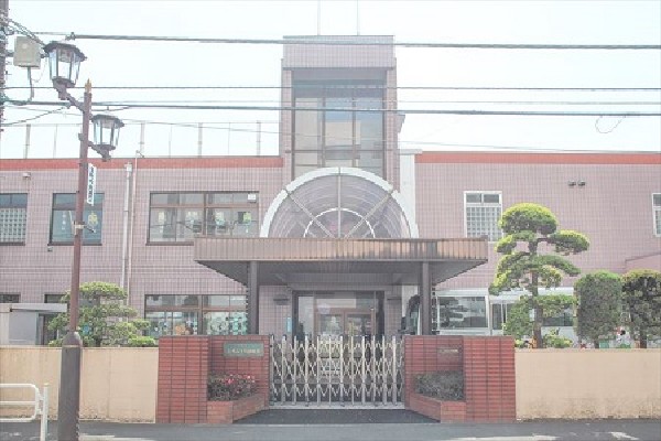 周辺環境:立川みどり幼稚園(園庭には遊具も多く、園児は一日の多くをこの園庭で元気いっぱいに遊んで過ごしている幼稚園です。)