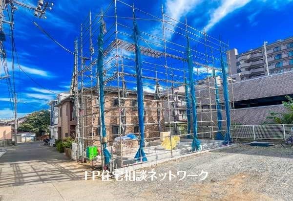 外観:前面道路含む現地外観写真（建築中）