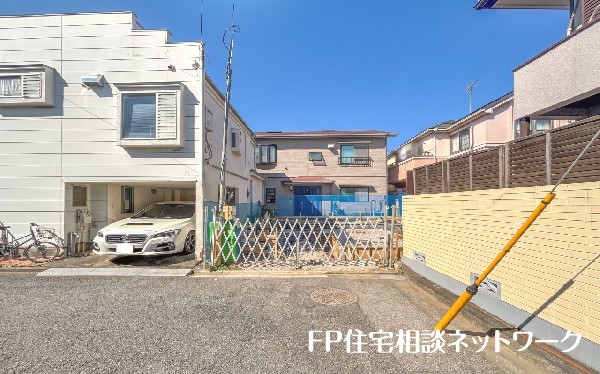 外観:前面道路含む現地写真