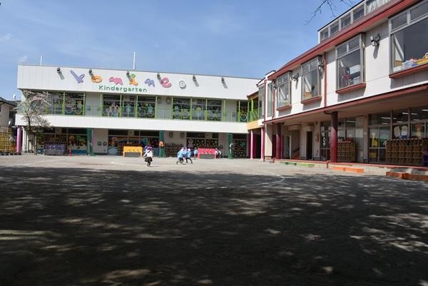 周辺環境:こみね幼稚園(温水プールの体育指導がある幼稚園です。)