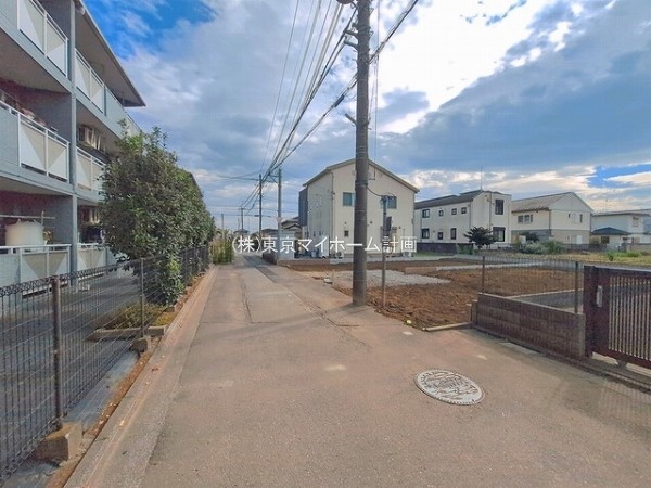 外観:前面道路含む現地土地写真