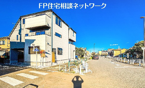 外観:前面道路含む現地外観写真