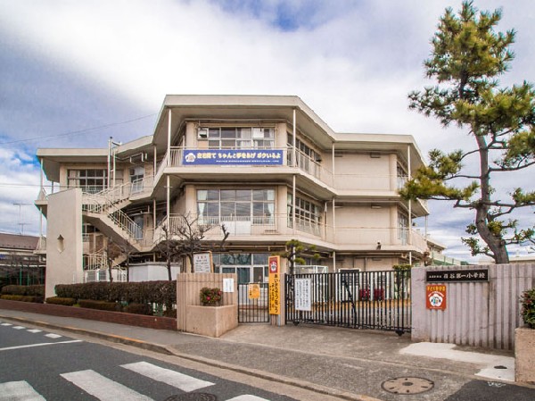 周辺環境:西東京市立保谷第一小学校(自主性と想像力に富み、お互いの人格を認め合う情操豊かな児童を育成に努めている学校です。豊かな自然の中で健やかでたくましい心と体を育てるために教育活動を展開しています。)