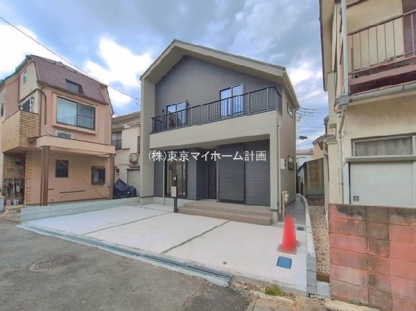 外観:前面道路含む現地外観写真