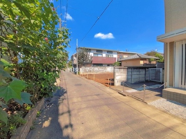 外観:前面道路含む現地土地写真